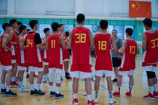 儿童如何在游戏中学习篮球技术_0